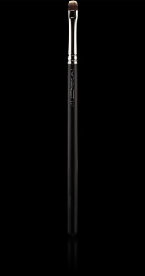 MAC Cosmetics /  231 Small Shader Brush