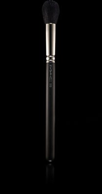 MAC Cosmetics /  109 Small Contour Brush