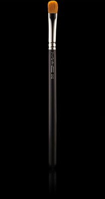 MAC Cosmetics /  242 Shader Brush