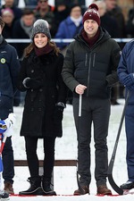 Кейт Миддлтон и принц Уильям в шапках с помпонами
