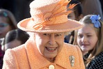 Елизавета II появилась на церковной службе в наряде самого модного цвета года